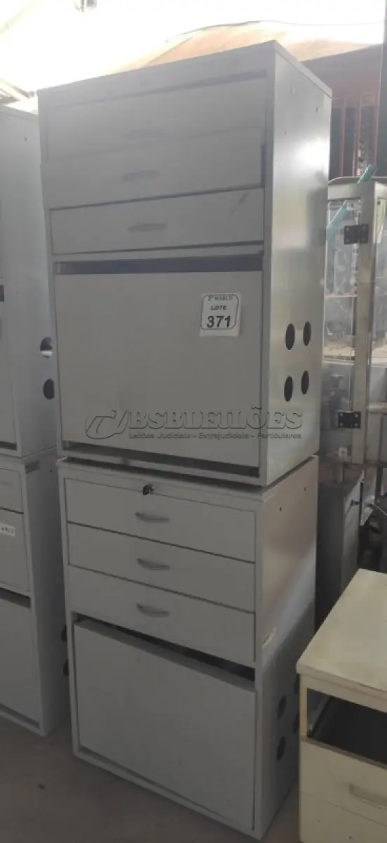 LOTE 371 - 02 GAVETEIROS DE ESCRITÓRIO EM AÇO E MADEIRA COM 03 GAVETAS E 01 PORTA COM 02 COM PARTIMENTOS. (NO ESTADO) ATENÇÃO! FAZER A VISITAÇÃO ANTES DE ARREMATAR, NÃO SABEMOS SE FUNCIONA, LEILÃO NÃO TEM GARANTIA E NEM DEVOLUÇÃO, SUJEITO A POSSÍVEIS AVARIAS VISÍVEIS/OCULTAS E/OU AUSÊNCIA DE COMPONENTES.