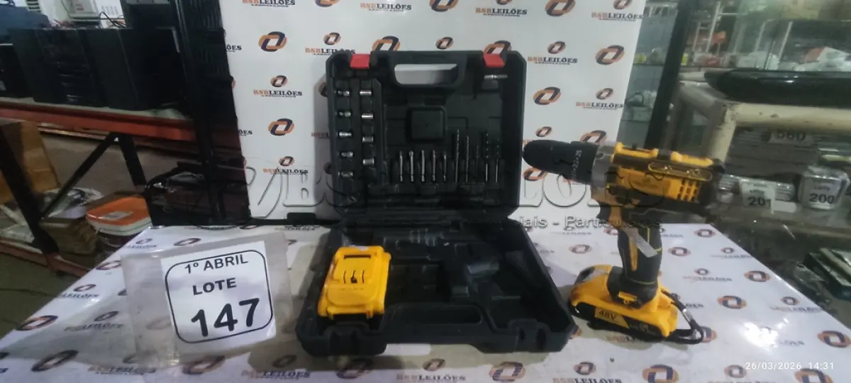 LOTE 147 - 01 FURADEIRA COM 02 BATERIAS, BITS E MALETA. (NO ESTADO) ATENÇÃO! FAZER A VISITAÇÃO ANTES DE ARREMATAR, NÃO SABEMOS SE FUNCIONA, LEILÃO NÃO TEM GARANTIA E NEM DEVOLUÇÃO, SUJEITO A POSSÍVEIS AVARIAS VISÍVEIS/OCULTAS E/OU AUSÊNCIA DE COMPONENTES.