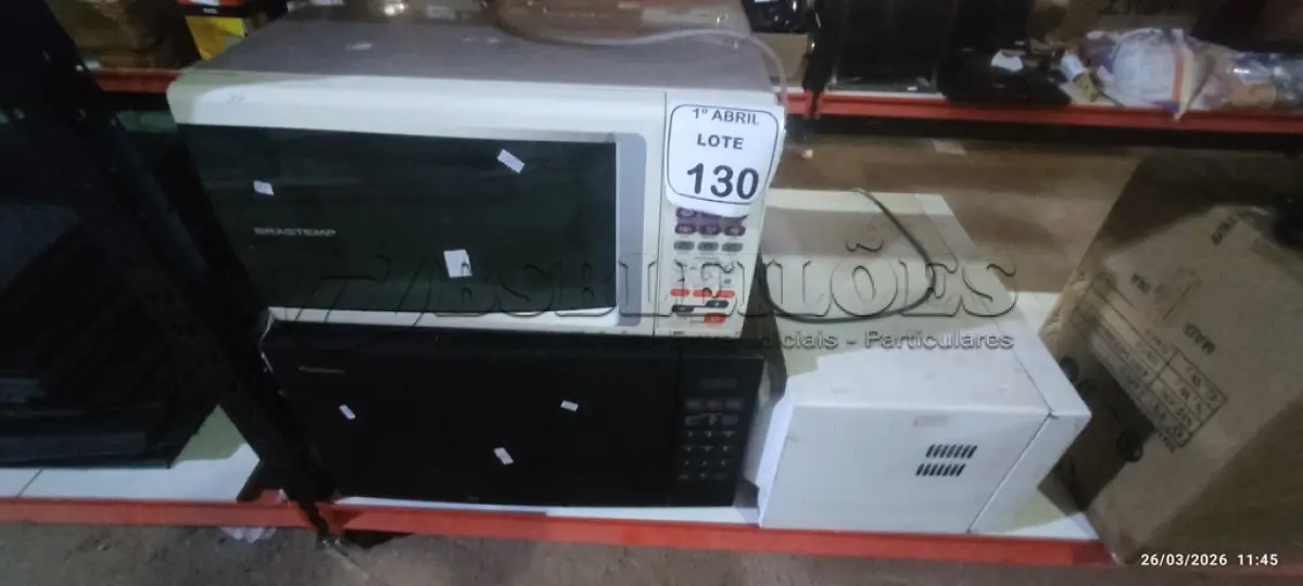 LOTE 130 - 03 MICRO-ONDAS DE MARCAS E MODELOS DIVERSOS. (NO ESTADO) ATENÇÃO! FAZER A VISITAÇÃO ANTES DE ARREMATAR, NÃO SABEMOS SE FUNCIONA, LEILÃO NÃO TEM GARANTIA E NEM DEVOLUÇÃO, SUJEITO A POSSÍVEIS AVARIAS VISÍVEIS/OCULTAS E/OU AUSÊNCIA DE COMPONENTES.