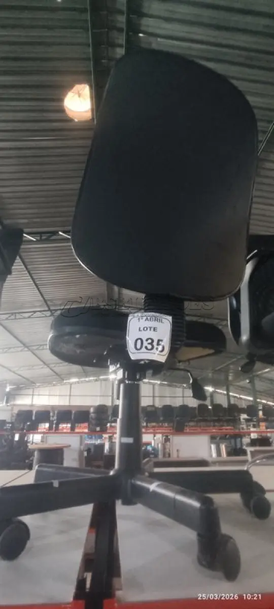 LOTE 035 - 01 CADEIRA DE ESCRITÓRIO GIRATÓRIA NA COR PRETA. (NO ESTADO) ATENÇÃO! FAZER A VISITAÇÃO ANTES DE ARREMATAR, NÃO SABEMOS SE FUNCIONA, LEILÃO NÃO TEM GARANTIA E NEM DEVOLUÇÃO, SUJEITO A POSSÍVEIS AVARIAS VISÍVEIS/OCULTAS E/OU AUSÊNCIA DE COMPONENTES.
