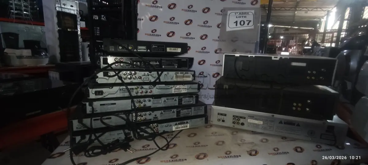 LOTE 107 - 07 APARELHOS DE DVD E 03 APARELHOS DE VIDEOCASSETE DE MARCAS E MODELOS DIVERSOS. (NO ESTADO) ATENÇÃO! FAZER A VISITAÇÃO ANTES DE ARREMATAR, NÃO SABEMOS SE FUNCIONA, LEILÃO NÃO TEM GARANTIA E NEM DEVOLUÇÃO, SUJEITO A POSSÍVEIS AVARIAS VISÍVEIS/OCULTAS E/OU AUSÊNCIA DE COMPONENTES.