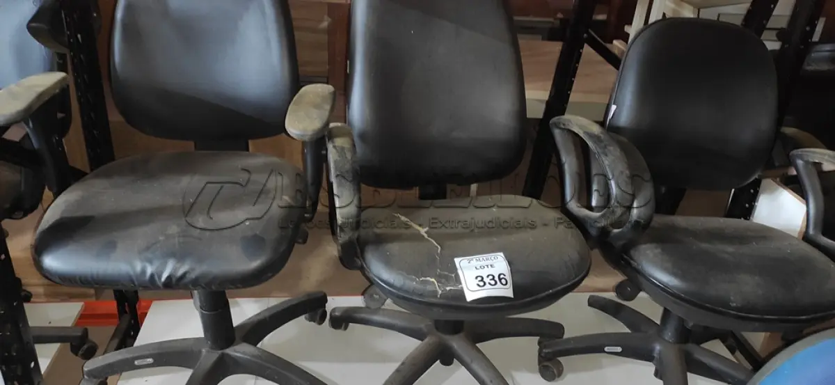 LOTE 336 - 03 CADEIRAS GIRATÓRIAS NA COR PRETA. (NO ESTADO) ATENÇÃO! FAZER A VISITAÇÃO ANTES DE ARREMATAR, NÃO SABEMOS SE FUNCIONA, LEILÃO NÃO TEM GARANTIA E NEM DEVOLUÇÃO, SUJEITO A POSSÍVEIS AVARIAS VISÍVEIS/OCULTAS E/OU AUSÊNCIA DE COMPONENTES.