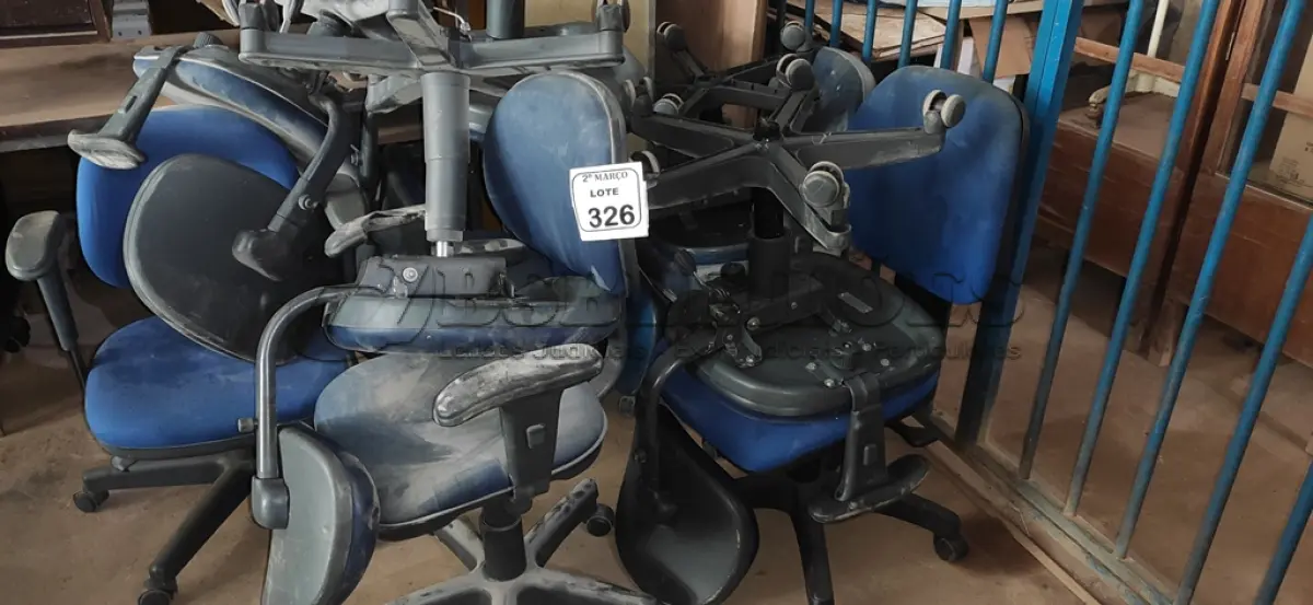 LOTE 326 - 01 LOTE COM VÁRIAS CADEIRAS GIRATÓRIAS PARA RETIRADA DE PEÇAS. (NO ESTADO) ATENÇÃO! FAZER A VISITAÇÃO ANTES DE ARREMATAR, NÃO SABEMOS SE FUNCIONA, LEILÃO NÃO TEM GARANTIA E NEM DEVOLUÇÃO, SUJEITO A POSSÍVEIS AVARIAS VISÍVEIS/OCULTAS E/OU AUSÊNCIA DE COMPONENTES.