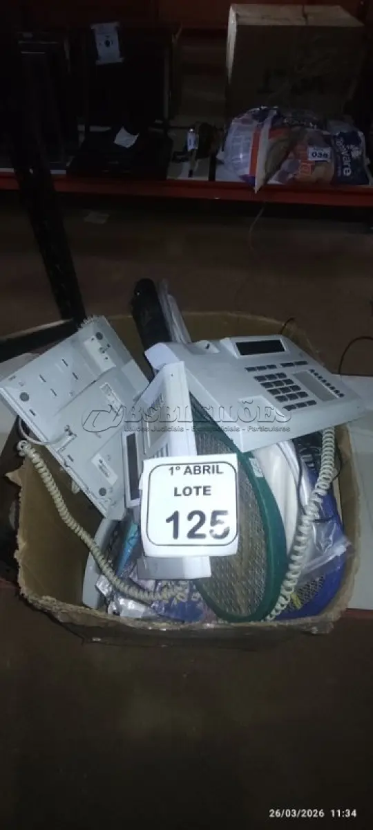 LOTE 125 - 01 CAIXA COM TELEFONES FIXOS, RAQUETES ELÉTRICAS, HEADPHONES E CAIXINHAS PARA PC DE MARCAS E MODELOS DIVERSOS. (NO ESTADO) ATENÇÃO! FAZER A VISITAÇÃO ANTES DE ARREMATAR, NÃO SABEMOS SE FUNCIONA, LEILÃO NÃO TEM GARANTIA E NEM DEVOLUÇÃO, SUJEITO A POSSÍVEIS AVARIAS VISÍVEIS/OCULTAS E/OU AUSÊNCIA DE COMPONENTES.