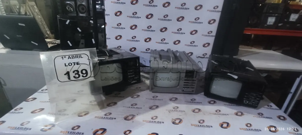 LOTE 139 - 03 TVS/RÁDIO PORTÁTEIS DE MARCAS E MODELOS DIVERSOS. (NO ESTADO) ATENÇÃO! FAZER A VISITAÇÃO ANTES DE ARREMATAR, NÃO SABEMOS SE FUNCIONA, LEILÃO NÃO TEM GARANTIA E NEM DEVOLUÇÃO, SUJEITO A POSSÍVEIS AVARIAS VISÍVEIS/OCULTAS E/OU AUSÊNCIA DE COMPONENTES.