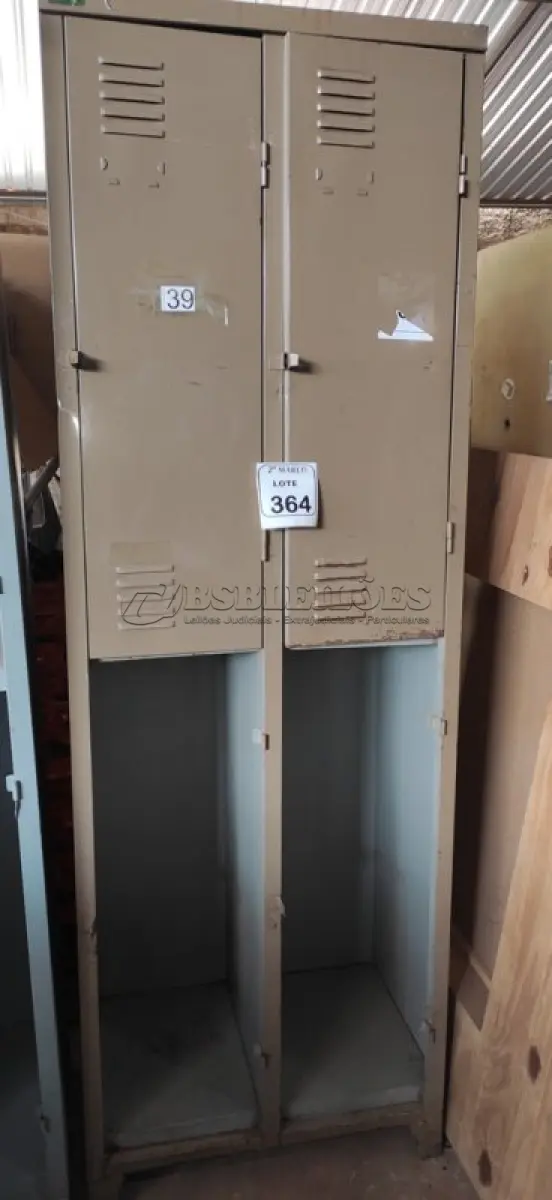 LOTE 364 - 01 ARMÁRIO DE FERRO COM 04 PORTAS. (NO ESTADO) ATENÇÃO! FAZER A VISITAÇÃO ANTES DE ARREMATAR, NÃO SABEMOS SE FUNCIONA, LEILÃO NÃO TEM GARANTIA E NEM DEVOLUÇÃO, SUJEITO A POSSÍVEIS AVARIAS VISÍVEIS/OCULTAS E/OU AUSÊNCIA DE COMPONENTES.