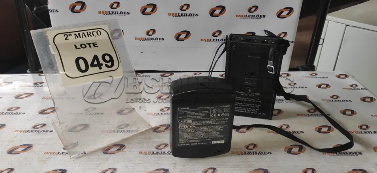 LOTE 049 - 01 CARREGADOR DE BATERIAS DE CÂMERAS MARCA CANON E 01 BATERIA EXTERNA PARA FLASHES DE CÂMERAS MARCA QUANTUM TURBO 2X2. (NO ESTADO) ATENÇÃO! FAZER A VISITAÇÃO ANTES DE ARREMATAR, NÃO SABEMOS SE FUNCIONA, LEILÃO NÃO TEM GARANTIA E NEM DEVOLUÇÃO, SUJEITO A POSSÍVEIS AVARIAS VISÍVEIS/OCULTAS E/OU AUSÊNCIA DE COMPONENTES.