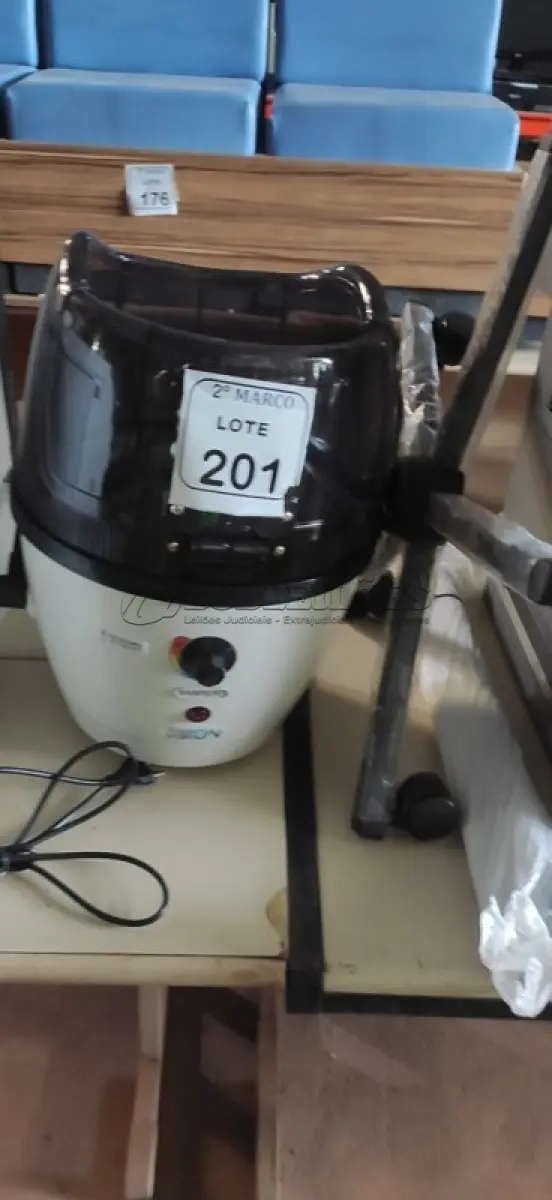 LOTE 201 - 01 SECADOR DE CABELO PROFISSIONAL 220V MARCA MEGA BELL. (NO ESTADO) ATENÇÃO! FAZER A VISITAÇÃO ANTES DE ARREMATAR, NÃO SABEMOS SE FUNCIONA, LEILÃO NÃO TEM GARANTIA E NEM DEVOLUÇÃO, SUJEITO A POSSÍVEIS AVARIAS VISÍVEIS/OCULTAS E/OU AUSÊNCIA DE COMPONENTES.