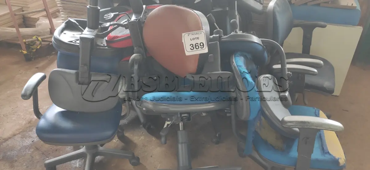 LOTE 369 - 01 LOTE COM VÁRIAS CADEIRAS DE ESCRITÓRIO PARA RETIRADA DE PEÇAS. (NO ESTADO) ATENÇÃO! FAZER A VISITAÇÃO ANTES DE ARREMATAR, NÃO SABEMOS SE FUNCIONA, LEILÃO NÃO TEM GARANTIA E NEM DEVOLUÇÃO, SUJEITO A POSSÍVEIS AVARIAS VISÍVEIS/OCULTAS E/OU AUSÊNCIA DE COMPONENTES.