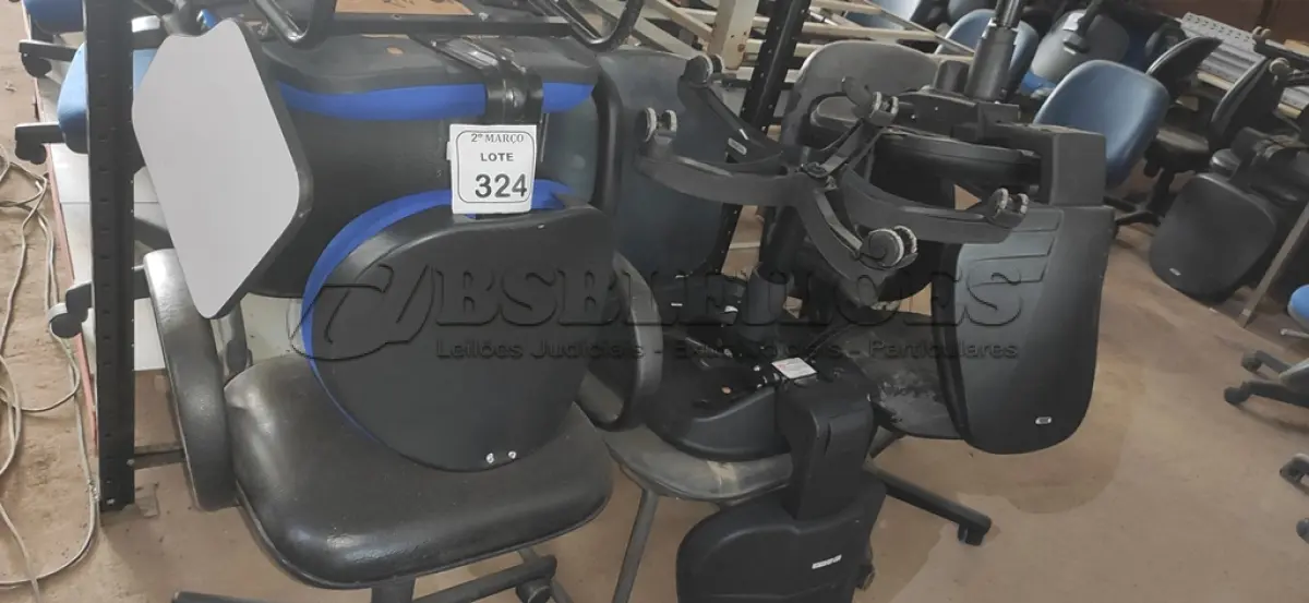LOTE 324 - 05 CADEIRAS GIRATÓRIAS E 01 COM PÉS FIXOS. (NO ESTADO) ATENÇÃO! FAZER A VISITAÇÃO ANTES DE ARREMATAR, NÃO SABEMOS SE FUNCIONA, LEILÃO NÃO TEM GARANTIA E NEM DEVOLUÇÃO, SUJEITO A POSSÍVEIS AVARIAS VISÍVEIS/OCULTAS E/OU AUSÊNCIA DE COMPONENTES.