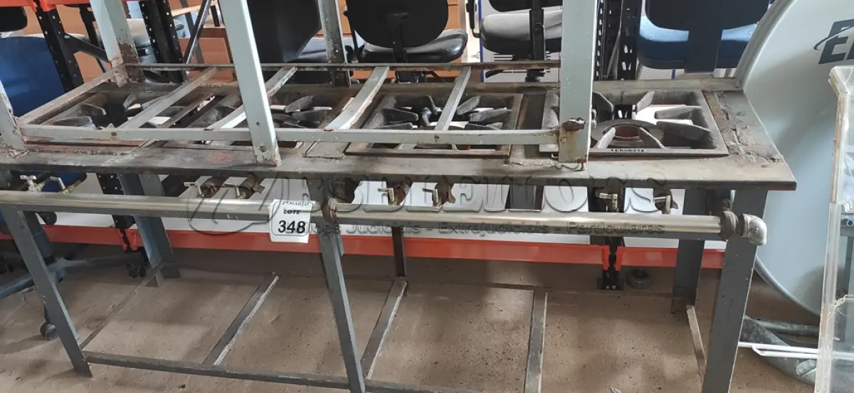 LOTE 348 - 01 FOGÃO INDUSTRIAL DE 04 BOCAS INCOMPLETO. (NO ESTADO) ATENÇÃO! FAZER A VISITAÇÃO ANTES DE ARREMATAR, NÃO SABEMOS SE FUNCIONA, LEILÃO NÃO TEM GARANTIA E NEM DEVOLUÇÃO, SUJEITO A POSSÍVEIS AVARIAS VISÍVEIS/OCULTAS E/OU AUSÊNCIA DE COMPONENTES.