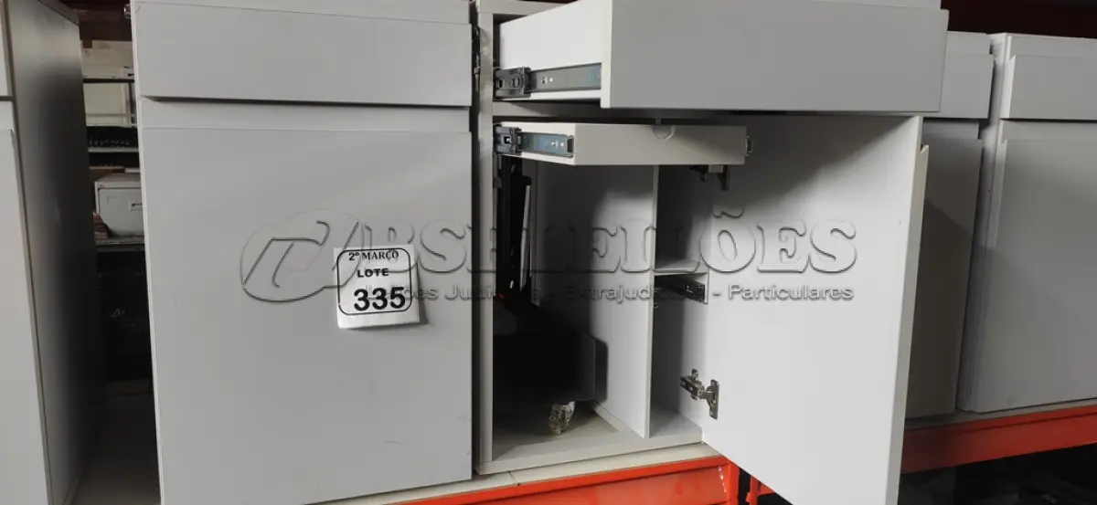 LOTE 335 - 02 ARMÁRIOS PARA CPU COM 01 PORTA E 01 GAVETA. (NO ESTADO) ATENÇÃO! FAZER A VISITAÇÃO ANTES DE ARREMATAR, NÃO SABEMOS SE FUNCIONA, LEILÃO NÃO TEM GARANTIA E NEM DEVOLUÇÃO, SUJEITO A POSSÍVEIS AVARIAS VISÍVEIS/OCULTAS E/OU AUSÊNCIA DE COMPONENTES.