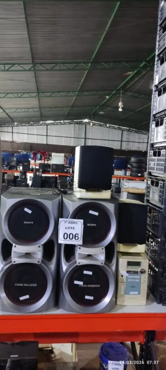 LOTE 006 - 01 MINI SYSTEM MODELO MC-200 MARCA PHILIPS COM 02 CAIXAS E 02 CAIXAS DE SOM MODELO TWIN-WOOFER MARCA SONY. (NO ESTADO) ATENÇÃO! FAZER A VISITAÇÃO ANTES DE ARREMATAR, NÃO SABEMOS SE FUNCIONA, LEILÃO NÃO TEM GARANTIA E NEM DEVOLUÇÃO, SUJEITO A POSSÍVEIS AVARIAS VISÍVEIS/OCULTAS E/OU AUSÊNCIA DE COMPONENTES.