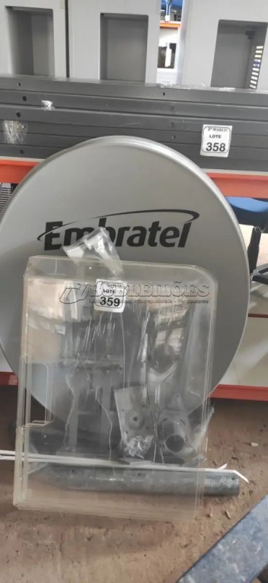 LOTE 359 - 01 ANTENA PARABÓLICA MARCA EMBRATEL E 06 PEÇAS DE ACRÍLICO AVULSO. (NO ESTADO) ATENÇÃO! FAZER A VISITAÇÃO ANTES DE ARREMATAR, NÃO SABEMOS SE FUNCIONA, LEILÃO NÃO TEM GARANTIA E NEM DEVOLUÇÃO, SUJEITO A POSSÍVEIS AVARIAS VISÍVEIS/OCULTAS E/OU AUSÊNCIA DE COMPONENTES.