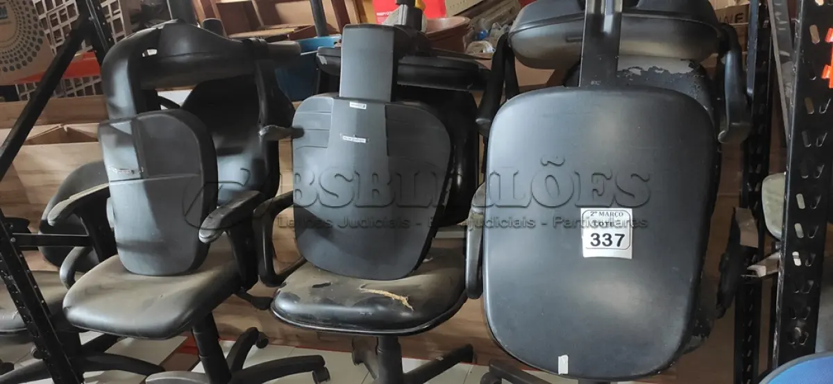 LOTE 337 - 06 CADEIRAS GIRATÓRIAS NA COR PRETA. (NO ESTADO) ATENÇÃO! FAZER A VISITAÇÃO ANTES DE ARREMATAR, NÃO SABEMOS SE FUNCIONA, LEILÃO NÃO TEM GARANTIA E NEM DEVOLUÇÃO, SUJEITO A POSSÍVEIS AVARIAS VISÍVEIS/OCULTAS E/OU AUSÊNCIA DE COMPONENTES.