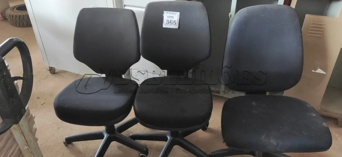 LOTE 365 - 03 CADEIRAS GIRATÓRIAS NA COR PRETA. (NO ESTADO) ATENÇÃO! FAZER A VISITAÇÃO ANTES DE ARREMATAR, NÃO SABEMOS SE FUNCIONA, LEILÃO NÃO TEM GARANTIA E NEM DEVOLUÇÃO, SUJEITO A POSSÍVEIS AVARIAS VISÍVEIS/OCULTAS E/OU AUSÊNCIA DE COMPONENTES.