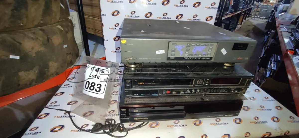 LOTE 083 - 01 VIDEOCASSETE MODELO NV-W1 HI-FI STEREO MARCA PANASONIC E 02 VIDEOCASSETES MODELOS ANTIGOS. (NO ESTADO) ATENÇÃO! FAZER A VISITAÇÃO ANTES DE ARREMATAR, NÃO SABEMOS SE FUNCIONA, LEILÃO NÃO TEM GARANTIA E NEM DEVOLUÇÃO, SUJEITO A POSSÍVEIS AVARIAS VISÍVEIS/OCULTAS E/OU AUSÊNCIA DE COMPONENTES.