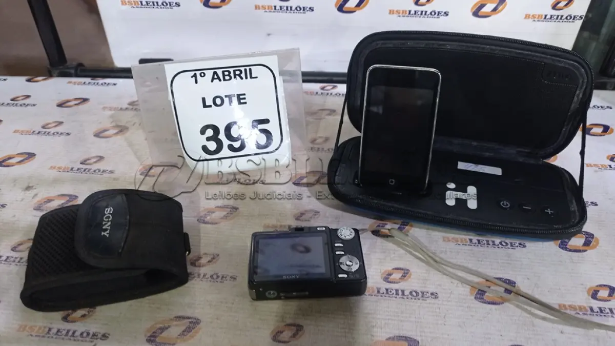 LOTE 395 - 01 IPOD APPLE 8GB (FUNCIONANDO), 01 IHOME E 01 CÂMERA DIGITAL CYBERSHOT MARCA SONY. (NO ESTADO) ATENÇÃO! FAZER A VISITAÇÃO ANTES DE ARREMATAR, NÃO SABEMOS SE FUNCIONA, LEILÃO NÃO TEM GARANTIA E NEM DEVOLUÇÃO, SUJEITO A POSSÍVEIS AVARIAS VISÍVEIS/OCULTAS E/OU AUSÊNCIA DE COMPONENTES.