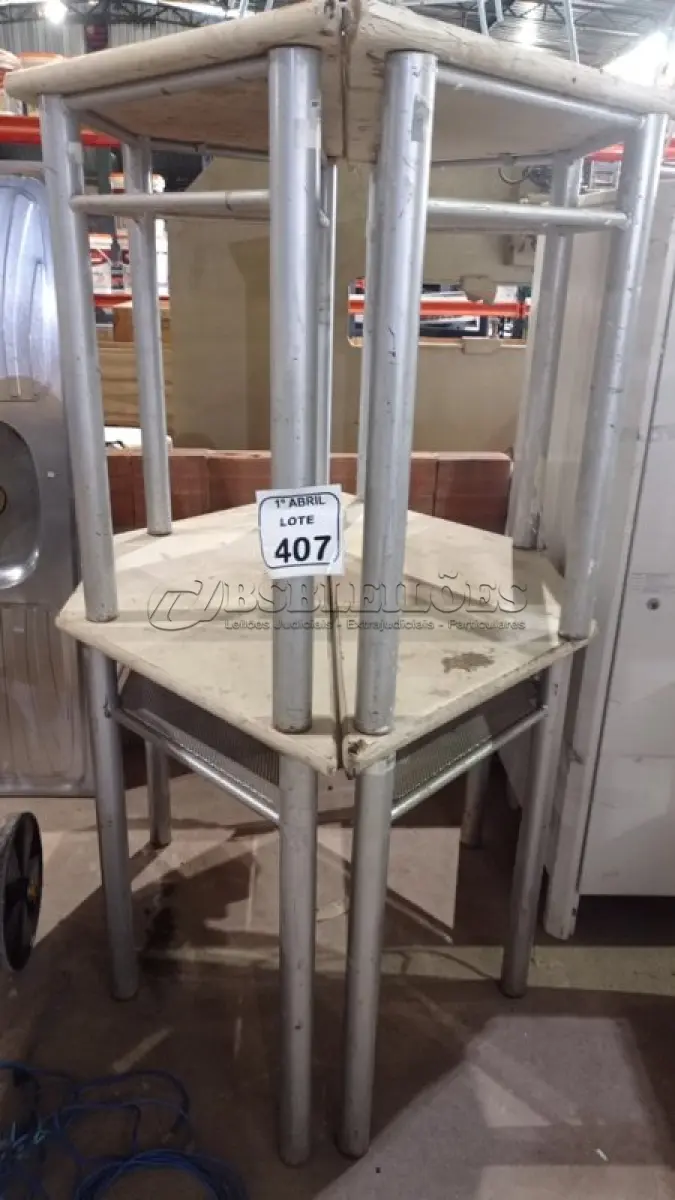 LOTE 407 - 04 MESAS TRAPEZOIDAL COM BASE DE FERRO E TAMPO DE MADEIRA. (NO ESTADO) ATENÇÃO! FAZER A VISITAÇÃO ANTES DE ARREMATAR, NÃO SABEMOS SE FUNCIONA, LEILÃO NÃO TEM GARANTIA E NEM DEVOLUÇÃO, SUJEITO A POSSÍVEIS AVARIAS VISÍVEIS/OCULTAS E/OU AUSÊNCIA DE COMPONENTES.