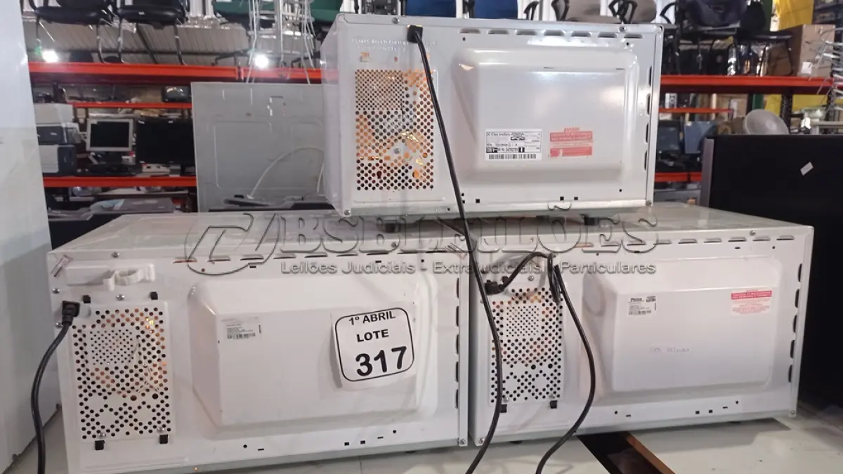 LOTE 317 - 03 MICRO-ONDAS DE MARCAS E MODELOS DIVERSOS. (NO ESTADO) ATENÇÃO! FAZER A VISITAÇÃO ANTES DE ARREMATAR, NÃO SABEMOS SE FUNCIONA, LEILÃO NÃO TEM GARANTIA E NEM DEVOLUÇÃO, SUJEITO A POSSÍVEIS AVARIAS VISÍVEIS/OCULTAS E/OU AUSÊNCIA DE COMPONENTES.