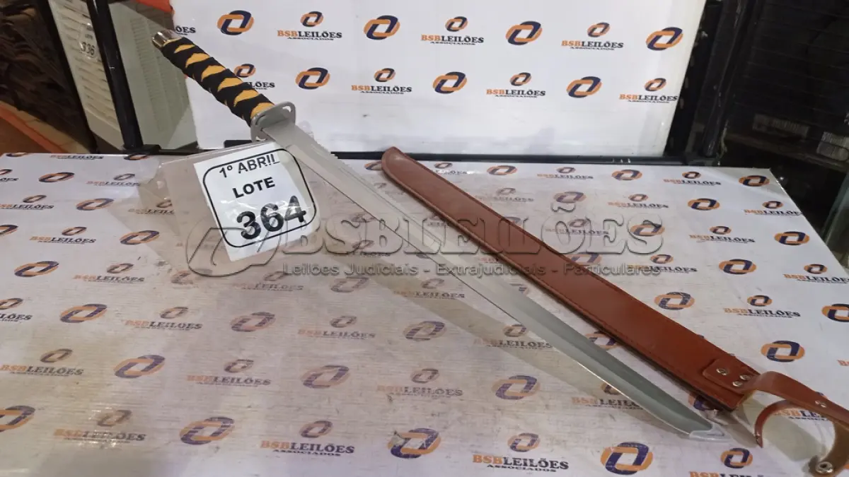 LOTE 364 - 01 FACÃO TIPO KATANA COM LÂMINA DE 50CM. (NO ESTADO) ATENÇÃO! FAZER A VISITAÇÃO ANTES DE ARREMATAR, NÃO SABEMOS SE FUNCIONA, LEILÃO NÃO TEM GARANTIA E NEM DEVOLUÇÃO, SUJEITO A POSSÍVEIS AVARIAS VISÍVEIS/OCULTAS E/OU AUSÊNCIA DE COMPONENTES.