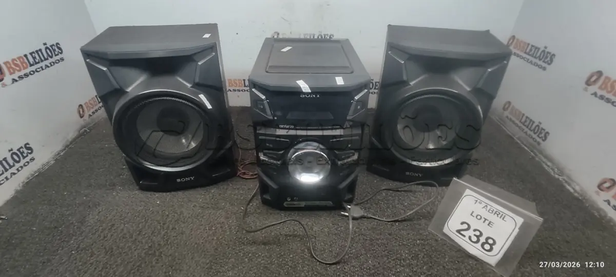 LOTE 238 - 01 MINI SYSTEM MARCA SONY COM 02 CAIXAS. (NO ESTADO) ATENÇÃO! FAZER A VISITAÇÃO ANTES DE ARREMATAR, NÃO SABEMOS SE FUNCIONA, LEILÃO NÃO TEM GARANTIA E NEM DEVOLUÇÃO, SUJEITO A POSSÍVEIS AVARIAS VISÍVEIS/OCULTAS E/OU AUSÊNCIA DE COMPONENTES.