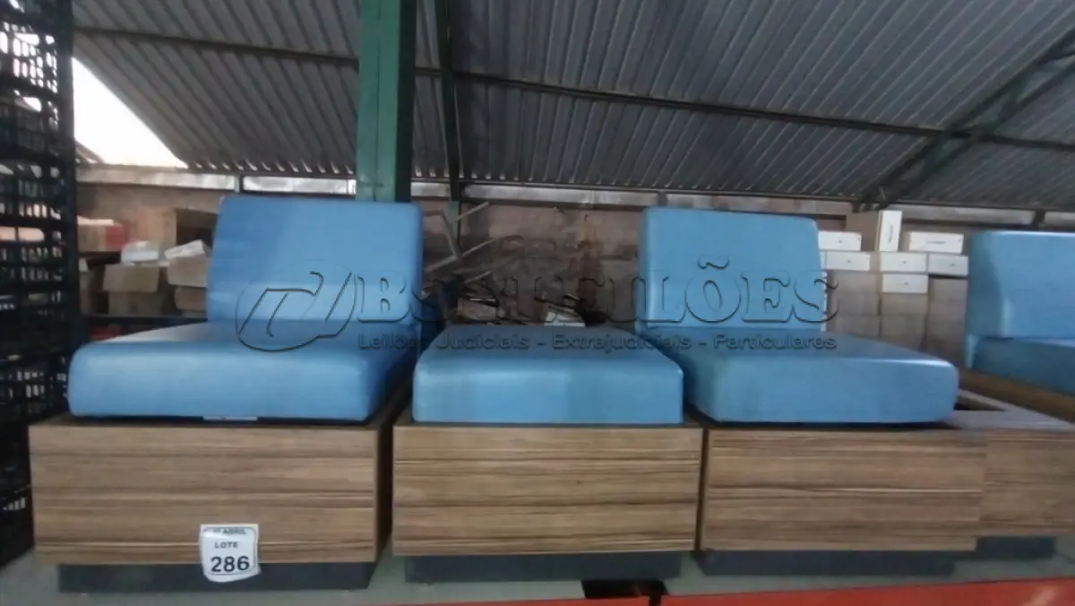 LOTE 286 - 02 POLTRONAS E 01 PUFF EM ESTOFADO AZUL E BASE DE MADEIRA E ESTRUTURA METÁLICA E 01 SUPORTE LATERAL. (NO ESTADO) ATENÇÃO! FAZER A VISITAÇÃO ANTES DE ARREMATAR, NÃO SABEMOS SE FUNCIONA, LEILÃO NÃO TEM GARANTIA E NEM DEVOLUÇÃO, SUJEITO A POSSÍVEIS AVARIAS VISÍVEIS/OCULTAS E/OU AUSÊNCIA DE COMPONENTES.