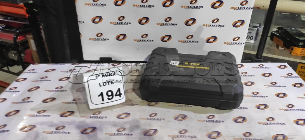 LOTE 194 - 01 PARAFUSADEIRA A BATERIA 12V COM MALETA E ACESSÓRIOS (PRODUTO NOVO). (NO ESTADO) ATENÇÃO! FAZER A VISITAÇÃO ANTES DE ARREMATAR, NÃO SABEMOS SE FUNCIONA, LEILÃO NÃO TEM GARANTIA E NEM DEVOLUÇÃO, SUJEITO A POSSÍVEIS AVARIAS VISÍVEIS/OCULTAS E/OU AUSÊNCIA DE COMPONENTES.