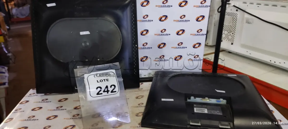 LOTE 242 - 02 MONITORES MARCA NEOVO. (NO ESTADO) ATENÇÃO! FAZER A VISITAÇÃO ANTES DE ARREMATAR, NÃO SABEMOS SE FUNCIONA, LEILÃO NÃO TEM GARANTIA E NEM DEVOLUÇÃO, SUJEITO A POSSÍVEIS AVARIAS VISÍVEIS/OCULTAS E/OU AUSÊNCIA DE COMPONENTES.