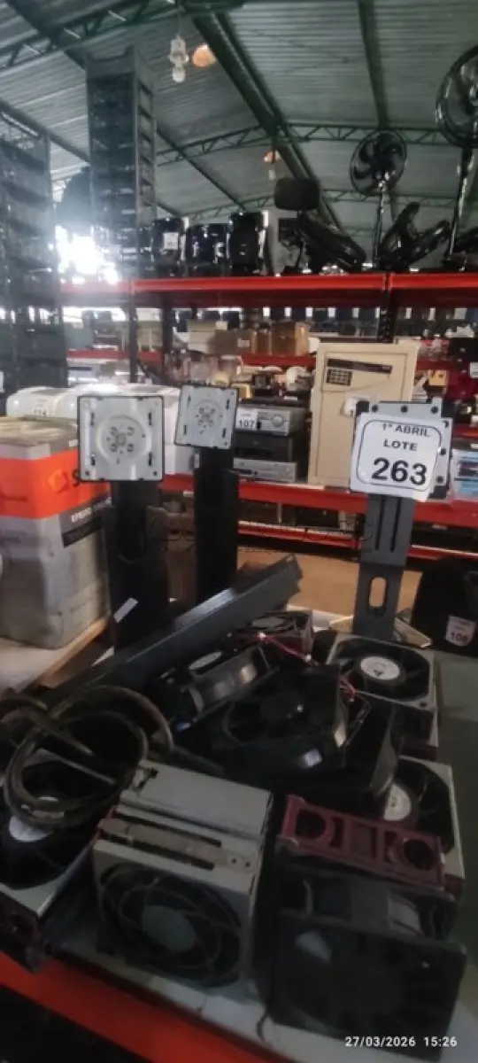 LOTE 263 - 01 LOTE COM VÁRIOS VENTILADORES DE RESFRIAMENTO DE MARCAS E MODELOS DIVERSOS, 01 RÉGUA DE TOMADAS E 03 PÉS PARA MONITORES. (NO ESTADO) ATENÇÃO! FAZER A VISITAÇÃO ANTES DE ARREMATAR, NÃO SABEMOS SE FUNCIONA, LEILÃO NÃO TEM GARANTIA E NEM DEVOLUÇÃO, SUJEITO A POSSÍVEIS AVARIAS VISÍVEIS/OCULTAS E/OU AUSÊNCIA DE COMPONENTES.