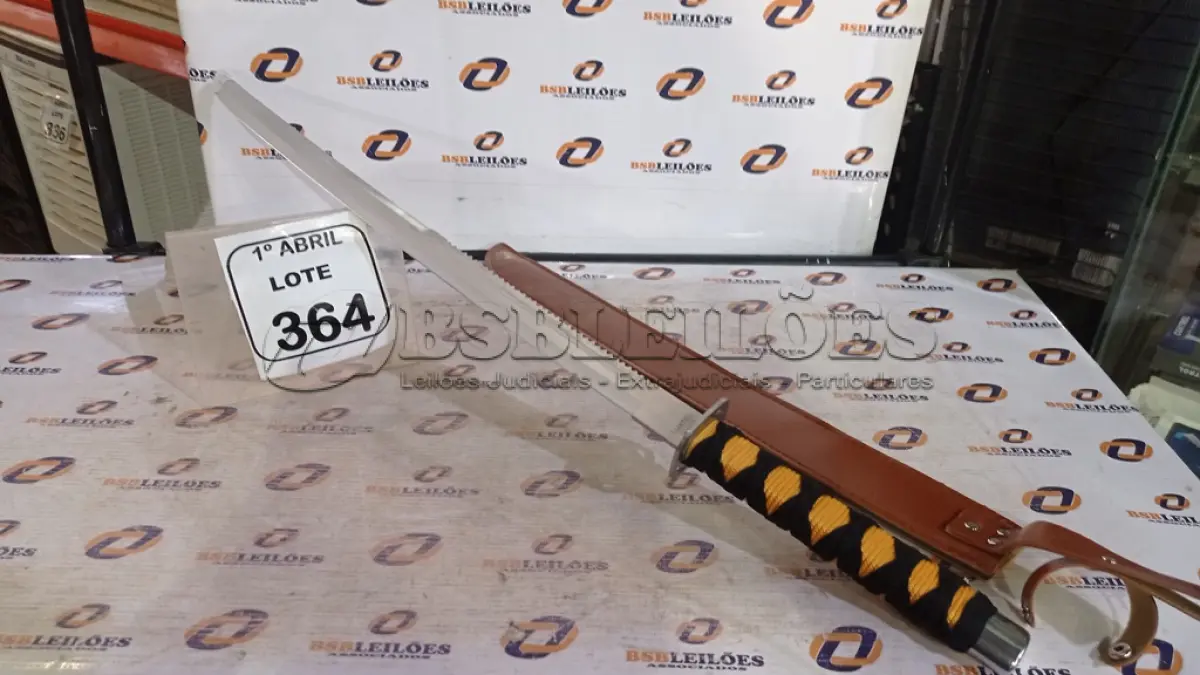 LOTE 364 - 01 FACÃO TIPO KATANA COM LÂMINA DE 50CM. (NO ESTADO) ATENÇÃO! FAZER A VISITAÇÃO ANTES DE ARREMATAR, NÃO SABEMOS SE FUNCIONA, LEILÃO NÃO TEM GARANTIA E NEM DEVOLUÇÃO, SUJEITO A POSSÍVEIS AVARIAS VISÍVEIS/OCULTAS E/OU AUSÊNCIA DE COMPONENTES.