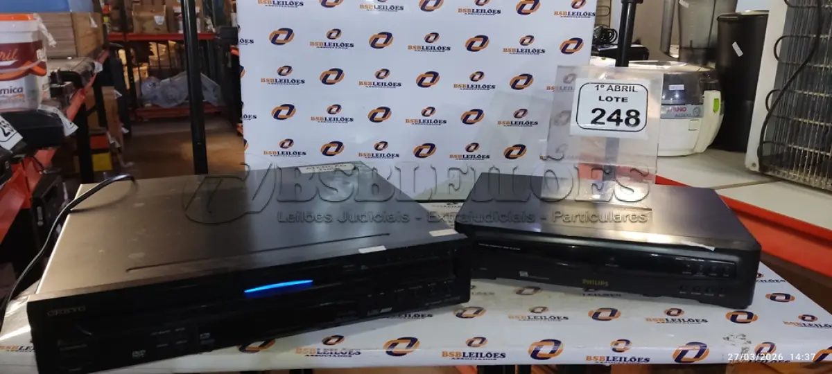 LOTE 248 - 01APARELHO DE DVD MARCA ONKYO E 01 CD PLAYER MARCA PHILIPS. (NO ESTADO) ATENÇÃO! FAZER A VISITAÇÃO ANTES DE ARREMATAR, NÃO SABEMOS SE FUNCIONA, LEILÃO NÃO TEM GARANTIA E NEM DEVOLUÇÃO, SUJEITO A POSSÍVEIS AVARIAS VISÍVEIS/OCULTAS E/OU AUSÊNCIA DE COMPONENTES.