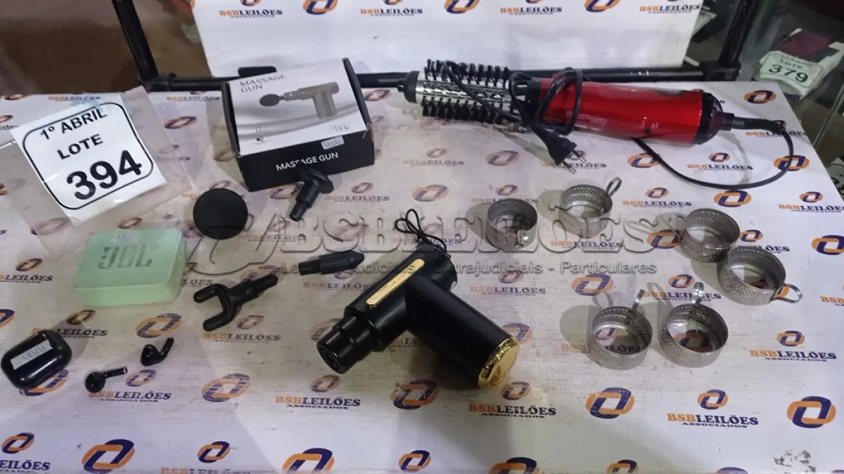 LOTE 394 - 01 CAIXINHA DE SOM JBL (FUNCIONANDO), 01 ESCOVA DE CABELO MODELO TURBO ION 2500 BIVOLT MARCA GAMA, 01 PISTOLA MASSAGEADORA COMPLETA (NOVO), 01 FONE BLUETOOTH MARCA LENOVO E 06 SUPORTES PARA XICARAS ANTIGO. (NO ESTADO) ATENÇÃO! FAZER A VISITAÇÃO ANTES DE ARREMATAR, NÃO SABEMOS SE FUNCIONA, LEILÃO NÃO TEM GARANTIA E NEM DEVOLUÇÃO, SUJEITO A POSSÍVEIS AVARIAS VISÍVEIS/OCULTAS E/OU AUSÊNCIA DE COMPONENTES.