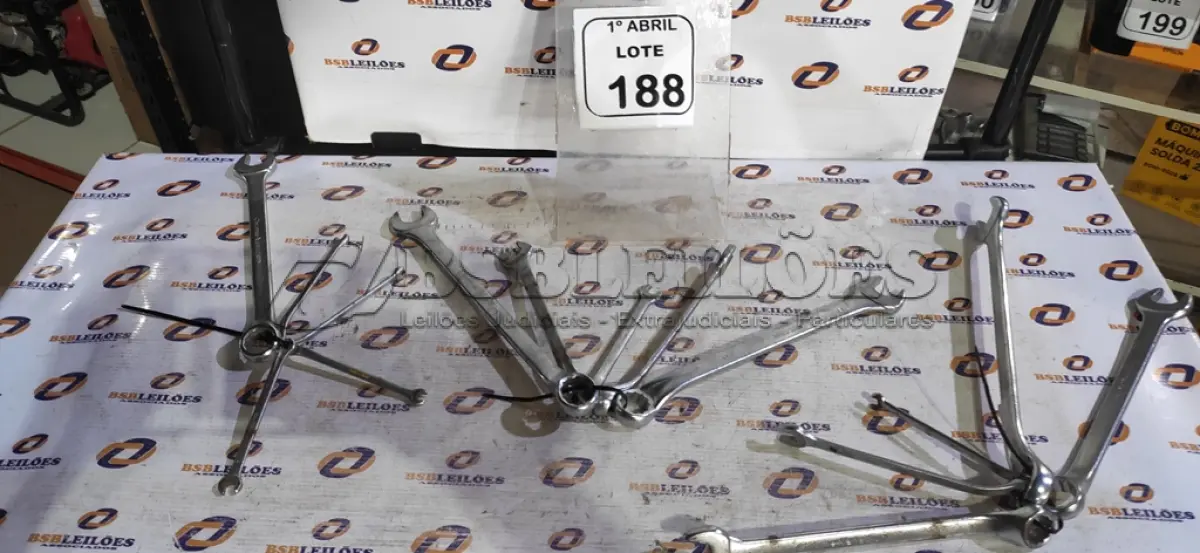 LOTE 188 - 01 LOTE COM VÁRIAS CHAVES TAMANHOS E MEDIDAS DIVERSAS MARCA BELZER. (NO ESTADO) ATENÇÃO! FAZER A VISITAÇÃO ANTES DE ARREMATAR, NÃO SABEMOS SE FUNCIONA, LEILÃO NÃO TEM GARANTIA E NEM DEVOLUÇÃO, SUJEITO A POSSÍVEIS AVARIAS VISÍVEIS/OCULTAS E/OU AUSÊNCIA DE COMPONENTES.
