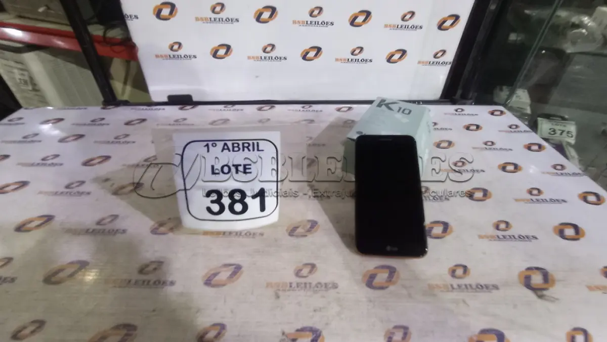 LOTE 381 - 01 SMARTFONE MODELO K10 MARCA LG. (NO ESTADO) ATENÇÃO! FAZER A VISITAÇÃO ANTES DE ARREMATAR, NÃO SABEMOS SE FUNCIONA, LEILÃO NÃO TEM GARANTIA E NEM DEVOLUÇÃO, SUJEITO A POSSÍVEIS AVARIAS VISÍVEIS/OCULTAS E/OU AUSÊNCIA DE COMPONENTES.