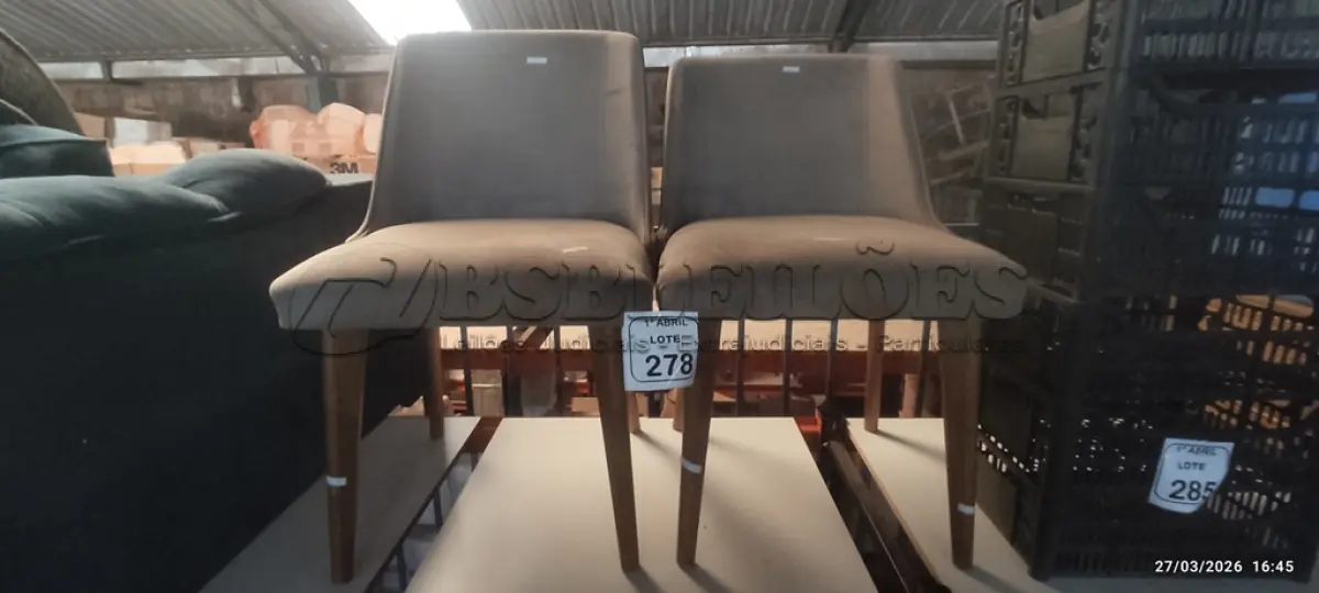 LOTE 278 - 02 CADEIRAS DE MADEIRA E ESTOFADO. (NO ESTADO) ATENÇÃO! FAZER A VISITAÇÃO ANTES DE ARREMATAR, NÃO SABEMOS SE FUNCIONA, LEILÃO NÃO TEM GARANTIA E NEM DEVOLUÇÃO, SUJEITO A POSSÍVEIS AVARIAS VISÍVEIS/OCULTAS E/OU AUSÊNCIA DE COMPONENTES.