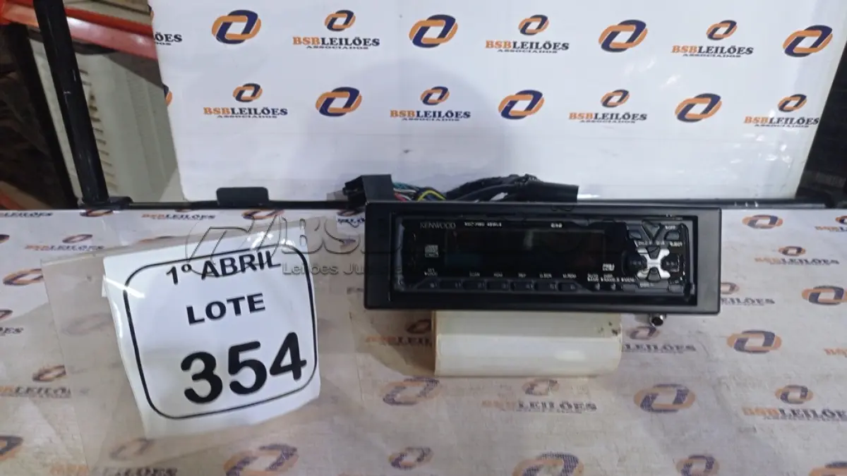 LOTE 354 - 01 APARELHO DE SOM AUTOMOTIVO. (NO ESTADO) ATENÇÃO! FAZER A VISITAÇÃO ANTES DE ARREMATAR, NÃO SABEMOS SE FUNCIONA, LEILÃO NÃO TEM GARANTIA E NEM DEVOLUÇÃO, SUJEITO A POSSÍVEIS AVARIAS VISÍVEIS/OCULTAS E/OU AUSÊNCIA DE COMPONENTES.