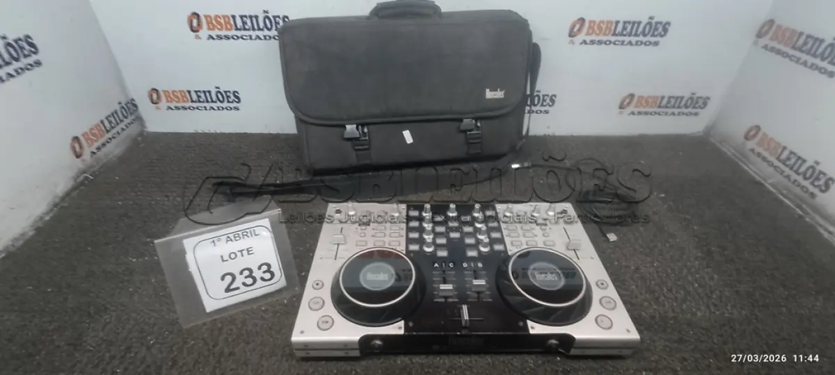 LOTE 233 - 01 CONTROLADORA DE DJ MODELO DJ CONSOLE 4-MX MARCA HERCULES. (NO ESTADO) ATENÇÃO! FAZER A VISITAÇÃO ANTES DE ARREMATAR, NÃO SABEMOS SE FUNCIONA, LEILÃO NÃO TEM GARANTIA E NEM DEVOLUÇÃO, SUJEITO A POSSÍVEIS AVARIAS VISÍVEIS/OCULTAS E/OU AUSÊNCIA DE COMPONENTES.