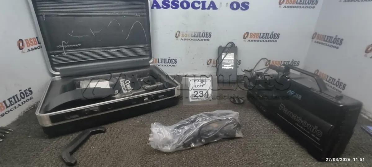 LOTE 234 - 01 FILMADORA MODELO PV-400 OMNIMOVIE VHS MARCA PANASONIC COM MALETA. (NO ESTADO) ATENÇÃO! FAZER A VISITAÇÃO ANTES DE ARREMATAR, NÃO SABEMOS SE FUNCIONA, LEILÃO NÃO TEM GARANTIA E NEM DEVOLUÇÃO, SUJEITO A POSSÍVEIS AVARIAS VISÍVEIS/OCULTAS E/OU AUSÊNCIA DE COMPONENTES.