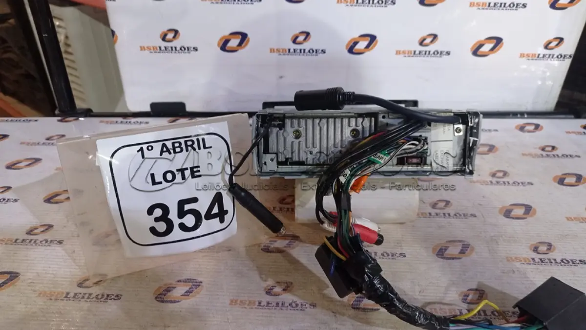 LOTE 354 - 01 APARELHO DE SOM AUTOMOTIVO. (NO ESTADO) ATENÇÃO! FAZER A VISITAÇÃO ANTES DE ARREMATAR, NÃO SABEMOS SE FUNCIONA, LEILÃO NÃO TEM GARANTIA E NEM DEVOLUÇÃO, SUJEITO A POSSÍVEIS AVARIAS VISÍVEIS/OCULTAS E/OU AUSÊNCIA DE COMPONENTES.