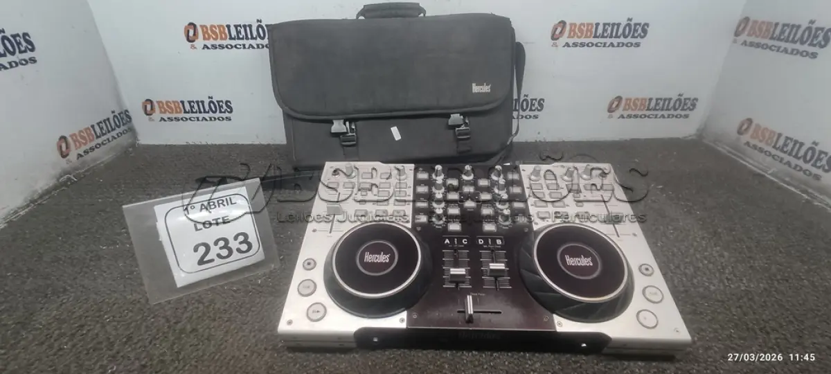 LOTE 233 - 01 CONTROLADORA DE DJ MODELO DJ CONSOLE 4-MX MARCA HERCULES. (NO ESTADO) ATENÇÃO! FAZER A VISITAÇÃO ANTES DE ARREMATAR, NÃO SABEMOS SE FUNCIONA, LEILÃO NÃO TEM GARANTIA E NEM DEVOLUÇÃO, SUJEITO A POSSÍVEIS AVARIAS VISÍVEIS/OCULTAS E/OU AUSÊNCIA DE COMPONENTES.
