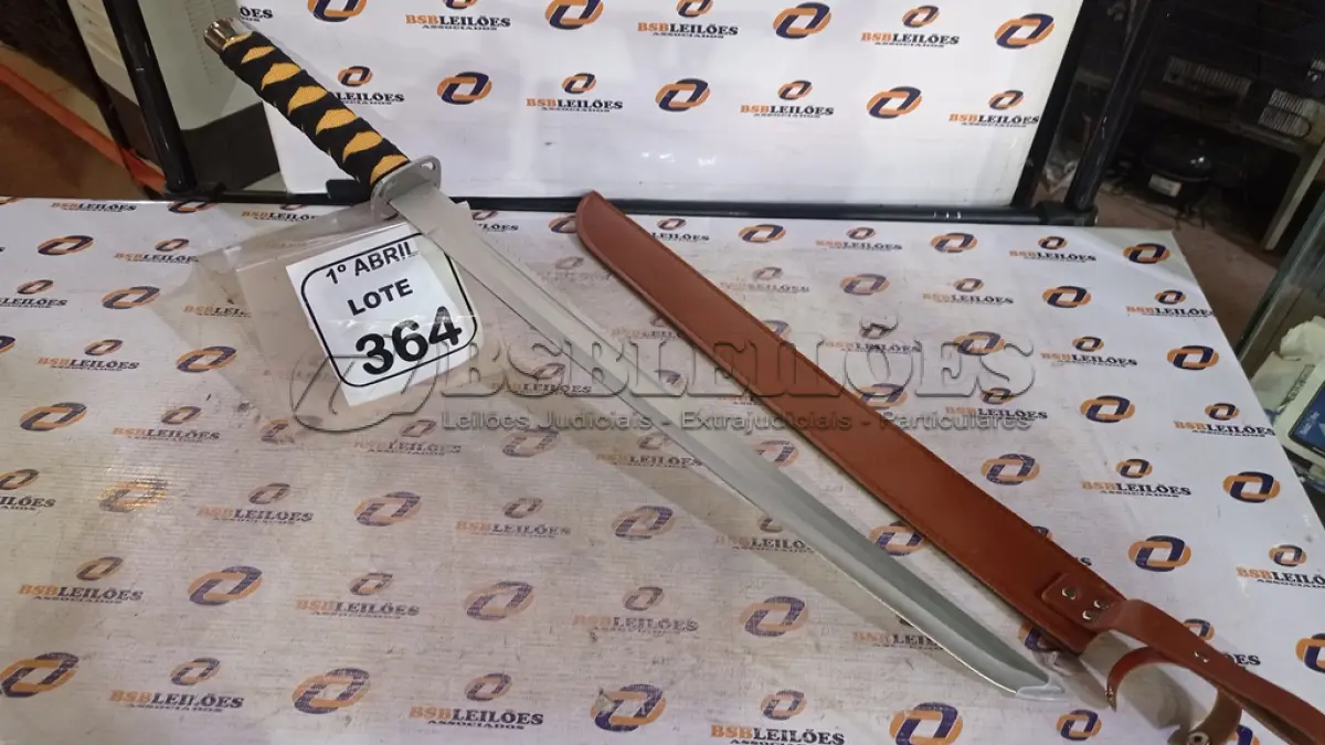 LOTE 364 - 01 FACÃO TIPO KATANA COM LÂMINA DE 50CM. (NO ESTADO) ATENÇÃO! FAZER A VISITAÇÃO ANTES DE ARREMATAR, NÃO SABEMOS SE FUNCIONA, LEILÃO NÃO TEM GARANTIA E NEM DEVOLUÇÃO, SUJEITO A POSSÍVEIS AVARIAS VISÍVEIS/OCULTAS E/OU AUSÊNCIA DE COMPONENTES.
