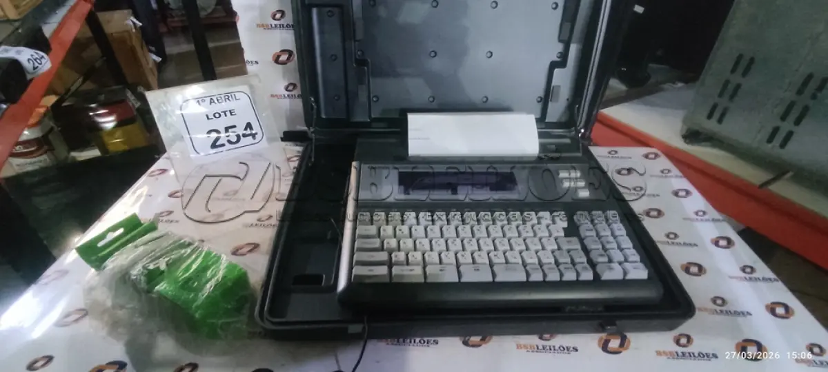 LOTE 254 - 01 MÁQUINA DE ESCREVER MODELO PW-70 MARCA CANON COM MALETA. (NO ESTADO) ATENÇÃO! FAZER A VISITAÇÃO ANTES DE ARREMATAR, NÃO SABEMOS SE FUNCIONA, LEILÃO NÃO TEM GARANTIA E NEM DEVOLUÇÃO, SUJEITO A POSSÍVEIS AVARIAS VISÍVEIS/OCULTAS E/OU AUSÊNCIA DE COMPONENTES.