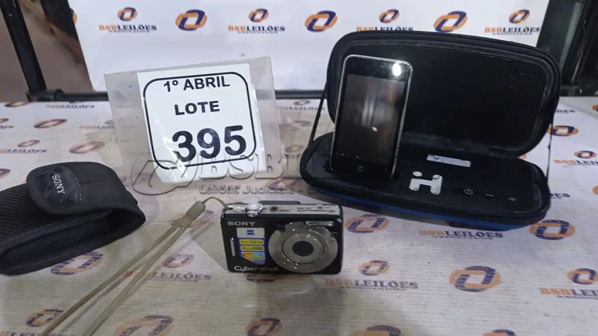 LOTE 395 - 01 IPOD APPLE 8GB (FUNCIONANDO), 01 IHOME E 01 CÂMERA DIGITAL CYBERSHOT MARCA SONY. (NO ESTADO) ATENÇÃO! FAZER A VISITAÇÃO ANTES DE ARREMATAR, NÃO SABEMOS SE FUNCIONA, LEILÃO NÃO TEM GARANTIA E NEM DEVOLUÇÃO, SUJEITO A POSSÍVEIS AVARIAS VISÍVEIS/OCULTAS E/OU AUSÊNCIA DE COMPONENTES.