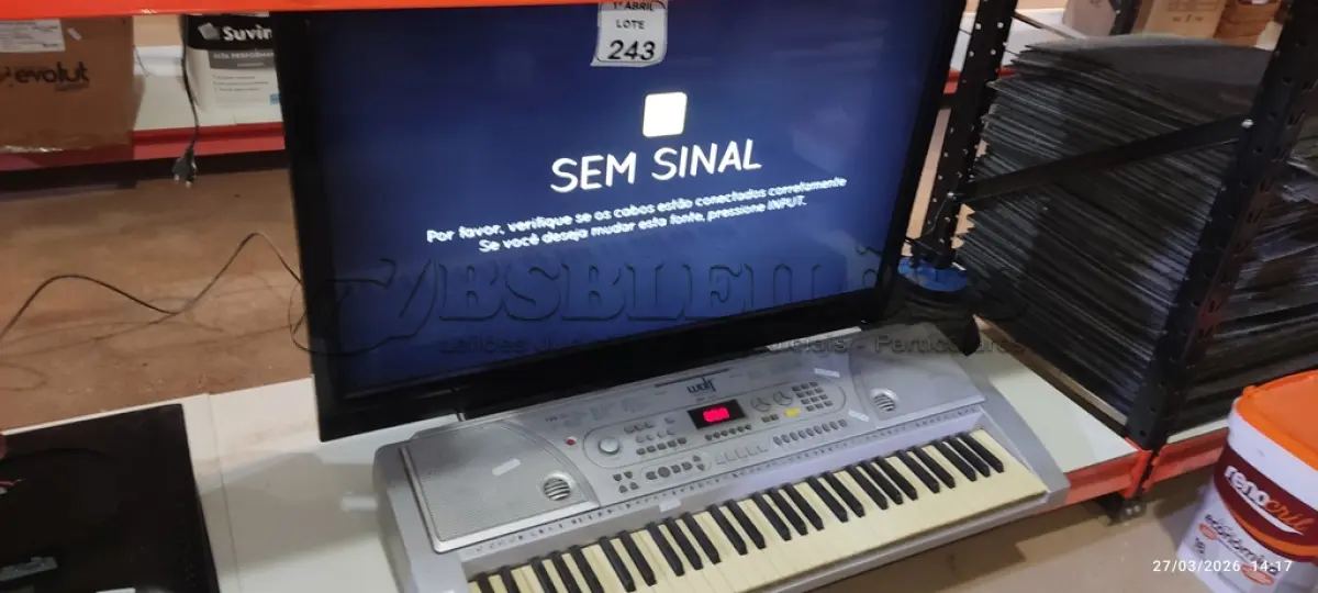 LOTE 243 - 01 TV LCD 42’’ MARCA AOC E 01 TECLADO MUSICAL MODELO WRK-2173 MARCA WOLF. (NO ESTADO) ATENÇÃO! FAZER A VISITAÇÃO ANTES DE ARREMATAR, NÃO SABEMOS SE FUNCIONA, LEILÃO NÃO TEM GARANTIA E NEM DEVOLUÇÃO, SUJEITO A POSSÍVEIS AVARIAS VISÍVEIS/OCULTAS E/OU AUSÊNCIA DE COMPONENTES.