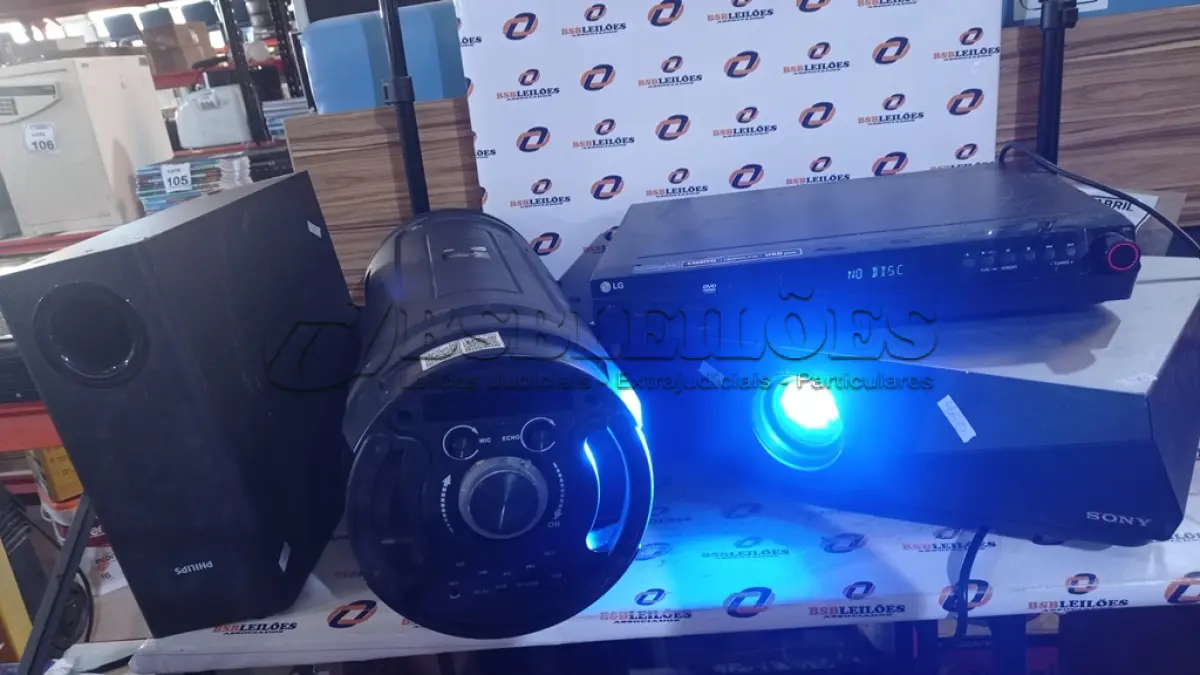 LOTE 303 - 01 PROJETOR MARCA SONY, 01 APARELHO DE DVD MARCA LG, 01 CAIXA SUBWOOFER MARCA PHILIPS E 01 CAIXA DE SOM MARCA GRASEP. (NO ESTADO) ATENÇÃO! FAZER A VISITAÇÃO ANTES DE ARREMATAR, NÃO SABEMOS SE FUNCIONA, LEILÃO NÃO TEM GARANTIA E NEM DEVOLUÇÃO, SUJEITO A POSSÍVEIS AVARIAS VISÍVEIS/OCULTAS E/OU AUSÊNCIA DE COMPONENTES.
