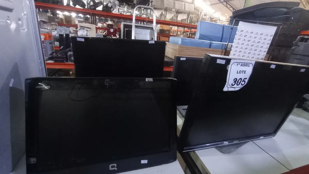 LOTE 305 - 01 ALL IN ONE MARCA COMPAQ E 03MONITORESDE MARCAS E MODELO DIVRSOS. (NO ESTADO) ATENÇÃO! FAZER A VISITAÇÃO ANTES DE ARREMATAR, NÃO SABEMOS SE FUNCIONA, LEILÃO NÃO TEM GARANTIA E NEM DEVOLUÇÃO, SUJEITO A POSSÍVEIS AVARIAS VISÍVEIS/OCULTAS E/OU AUSÊNCIA DE COMPONENTES.