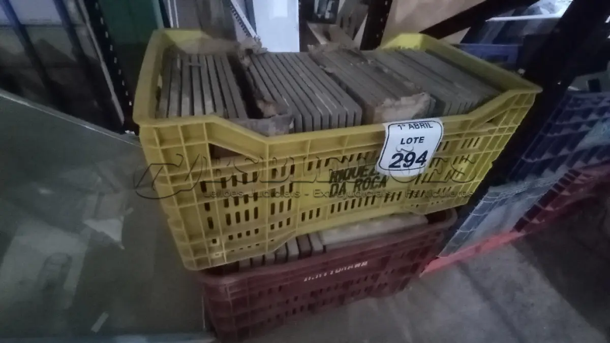 LOTE 294 - 01 LOTE COM 03 CAIXAS COM PISO TÁTIL. (NO ESTADO) ATENÇÃO! FAZER A VISITAÇÃO ANTES DE ARREMATAR, NÃO SABEMOS SE FUNCIONA, LEILÃO NÃO TEM GARANTIA E NEM DEVOLUÇÃO, SUJEITO A POSSÍVEIS AVARIAS VISÍVEIS/OCULTAS E/OU AUSÊNCIA DE COMPONENTES.
