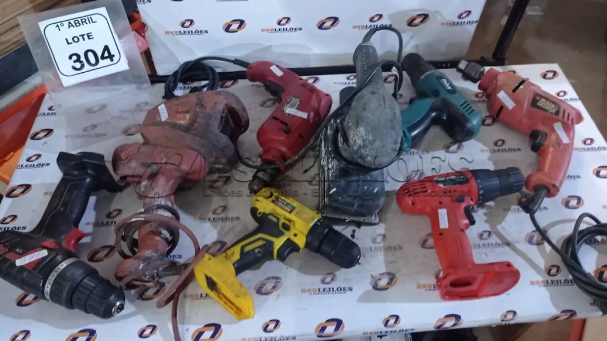 LOTE 304 - 01 PISTOLA DE PINTURA, 01 LIXADEIRA ELÉTRICA E  06 FURADEIRAS DE MARCAS E MODELOS DIVERSOS. (NO ESTADO) ATENÇÃO! FAZER A VISITAÇÃO ANTES DE ARREMATAR, NÃO SABEMOS SE FUNCIONA, LEILÃO NÃO TEM GARANTIA E NEM DEVOLUÇÃO, SUJEITO A POSSÍVEIS AVARIAS VISÍVEIS/OCULTAS E/OU AUSÊNCIA DE COMPONENTES.