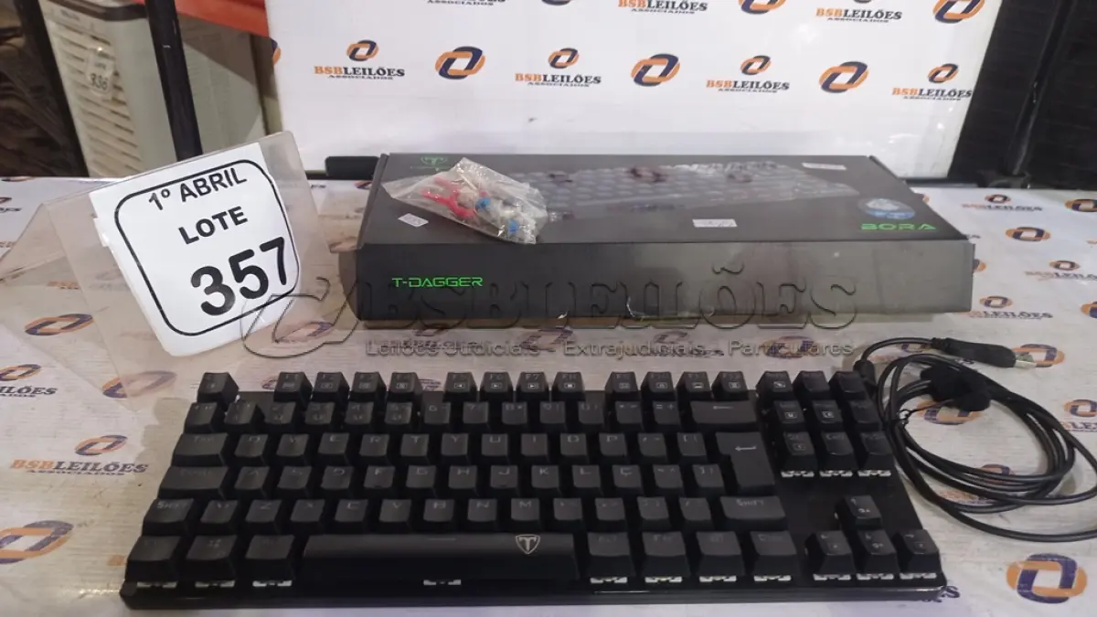 LOTE 357 - 01 TECLADO GAMER PARA PC MARCA T-DAGGER. (NO ESTADO) ATENÇÃO! FAZER A VISITAÇÃO ANTES DE ARREMATAR, NÃO SABEMOS SE FUNCIONA, LEILÃO NÃO TEM GARANTIA E NEM DEVOLUÇÃO, SUJEITO A POSSÍVEIS AVARIAS VISÍVEIS/OCULTAS E/OU AUSÊNCIA DE COMPONENTES.